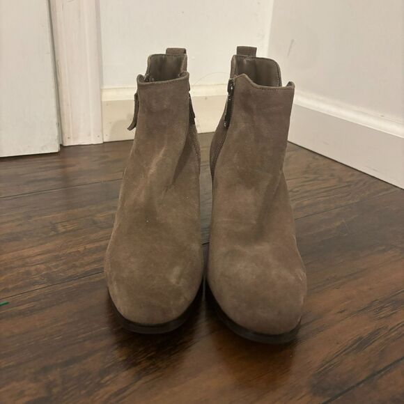 Blondo Waterproof size 7M Taupe Beige Fall Time Neutral Stacked Heeled Booties - Picture 5 of 10